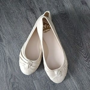 Women's flat shoes